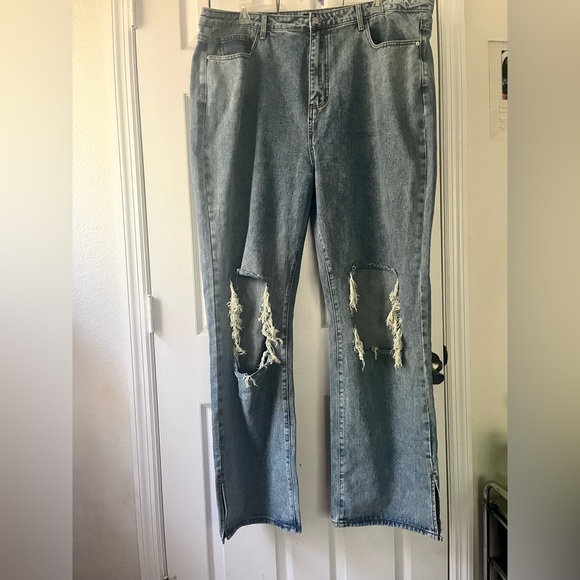 Wide leg jeans with rips on both knees - Picture 2 of 3